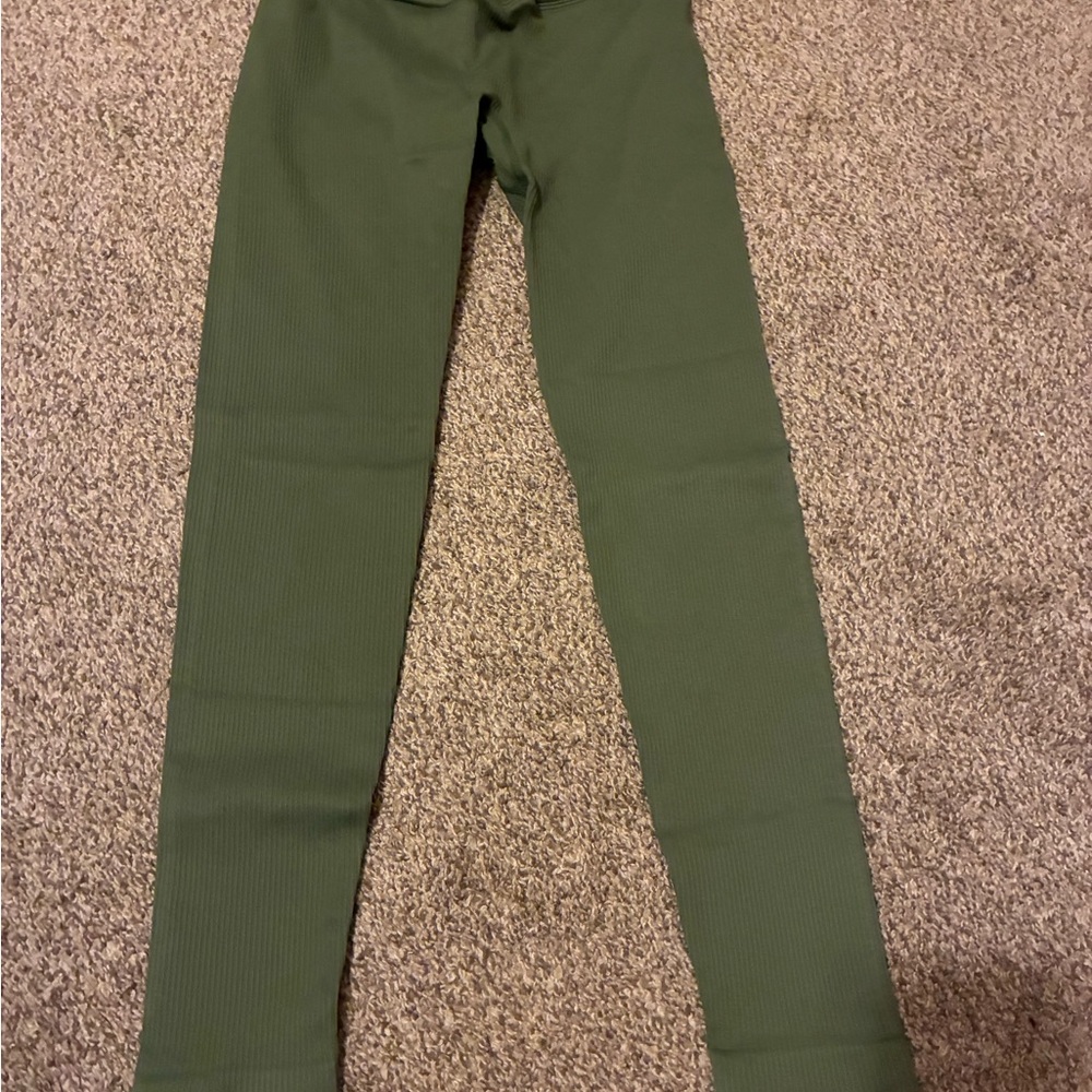 Women’s medium Green Ribbed Leggings